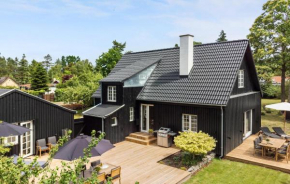 5 Bedroom Nice Home In Væggerløse, Bogø By